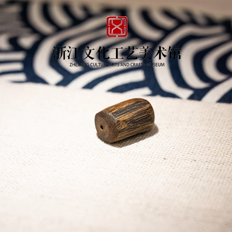 沉香【小鹿臻选】海南莺歌绿奇楠随形吊坠高油脂无事牌（配绳）