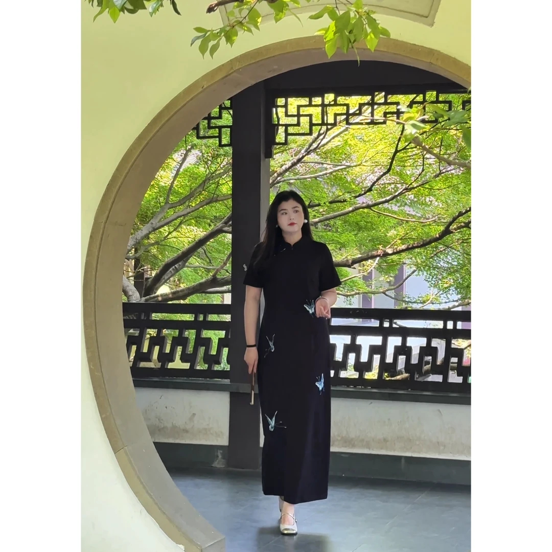 码加加56420新中式改良旗袍国风蝴蝶刺绣修身气质开叉黑色连衣裙