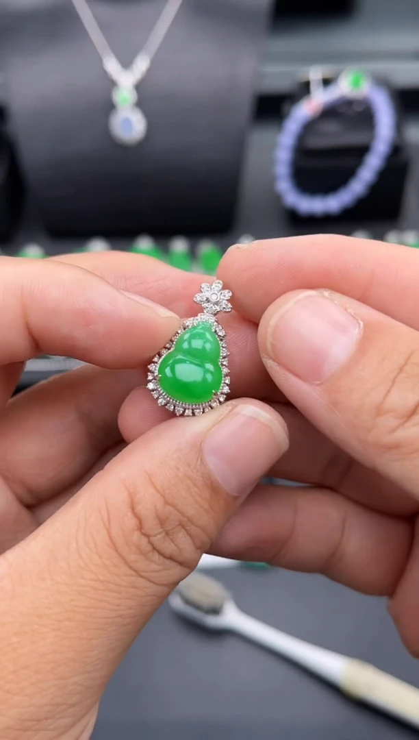 翡翠18K金镶嵌吊坠(不含链)多人