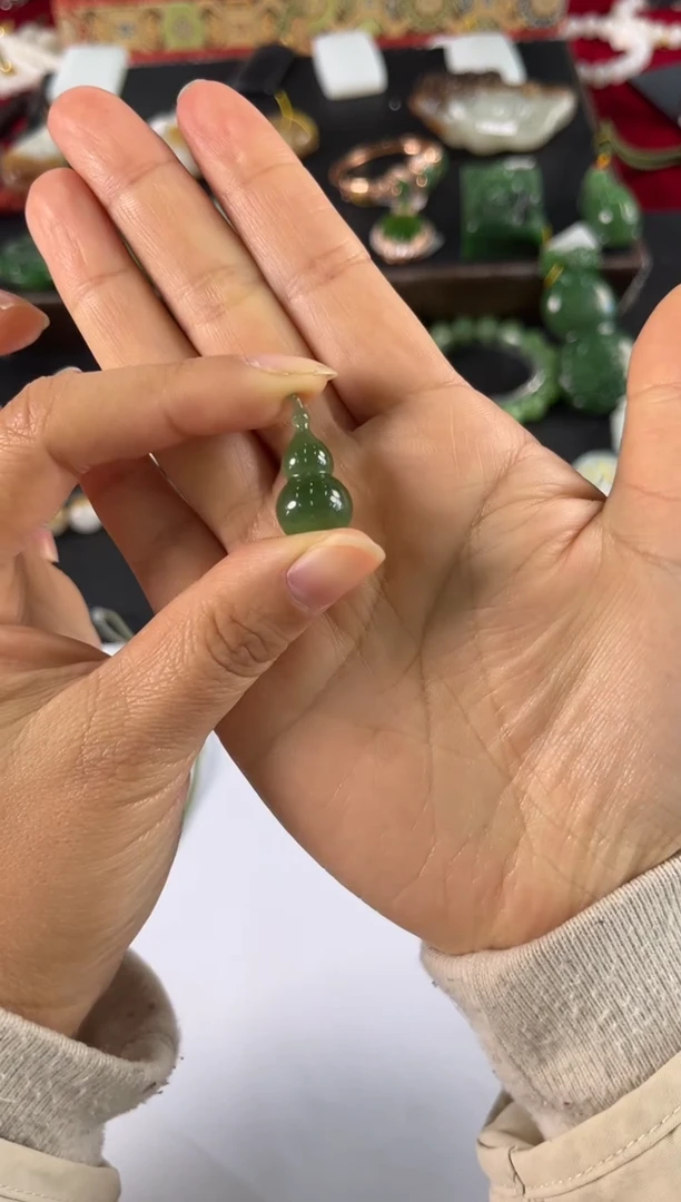 颈饰未镶嵌和田玉吊坠