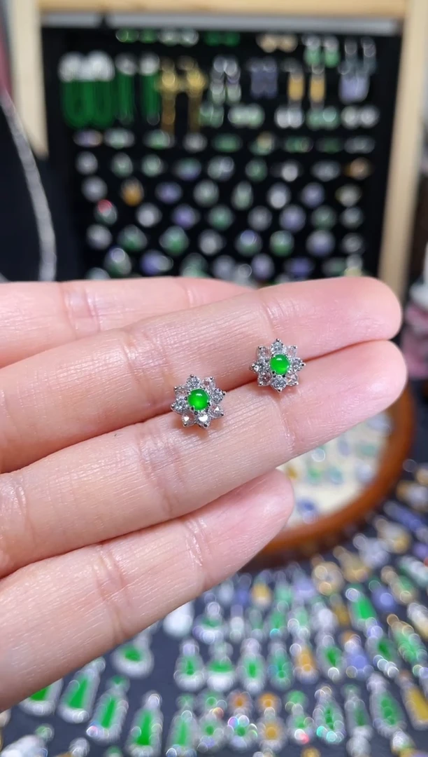 颈饰18K金镶嵌翡翠大钻镶嵌玻璃种蛋面耳钉