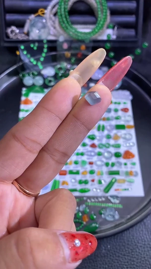 未镶嵌挂件翡翠切割