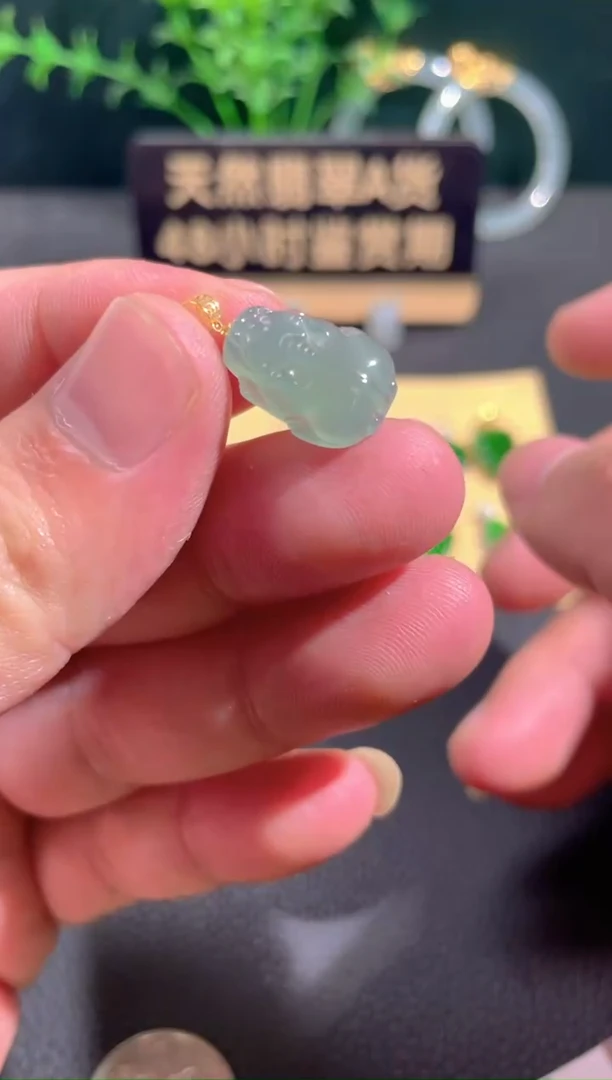 翡翠18K金镶嵌颈饰翡翠