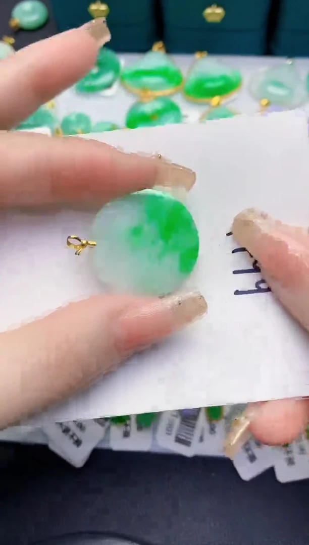 颈饰18K金镶嵌翡翠缅甸天然翡翠A货