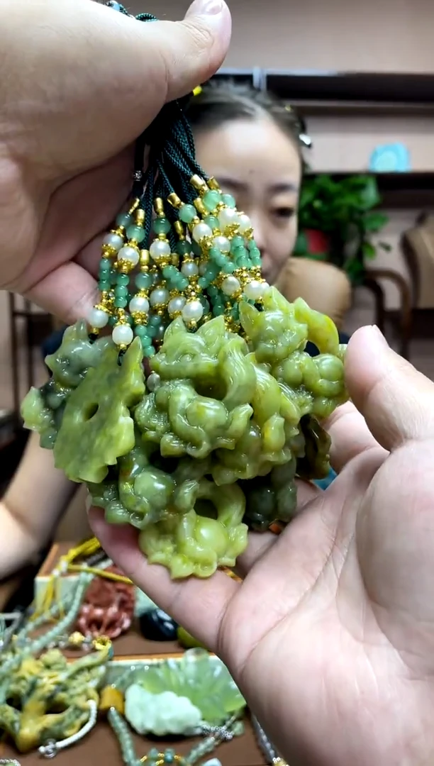未镶嵌岫玉吊坠多样性发货发其中之一