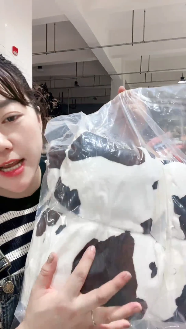 牛奶绒主播展示的奶牛毯