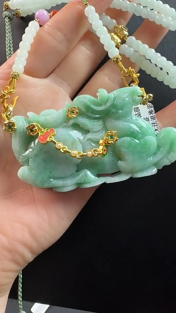 颈饰未镶嵌翡翠马牌