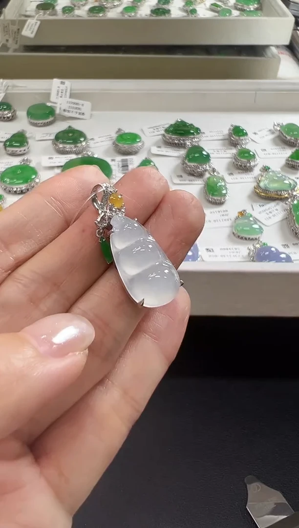 颈饰18K金镶嵌翡翠KDF1201-031