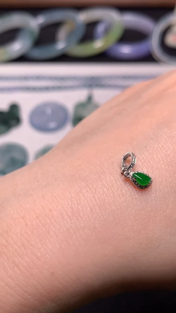 颈饰18K金镶嵌翡翠爸****4  0315944754 尾款7