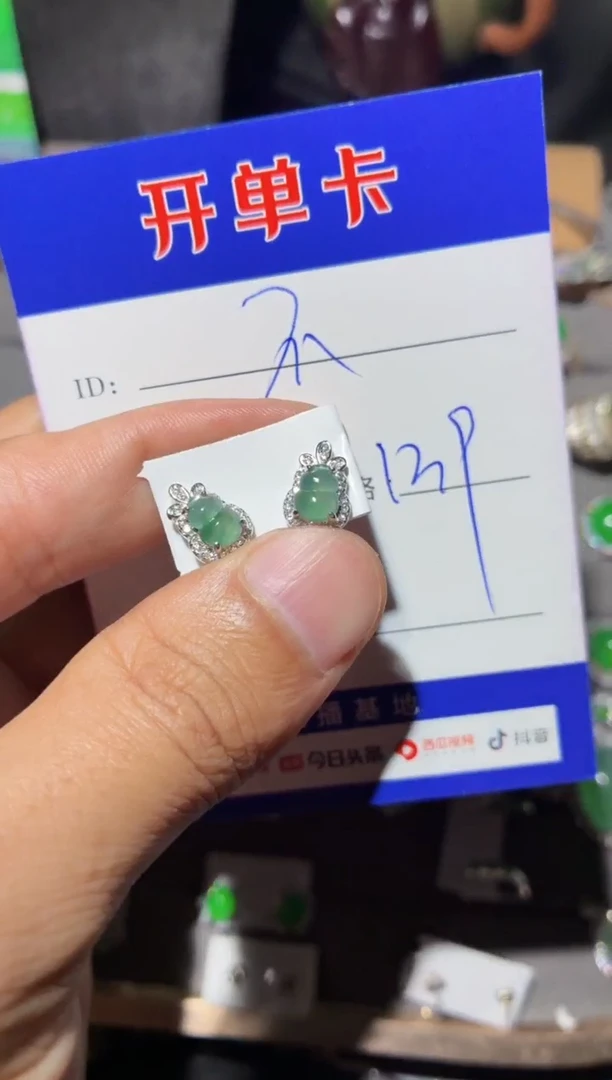 银S925镶嵌翡翠耳饰不*不点