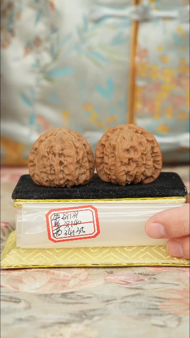 【闪购商品】文玩核桃把件白狮子