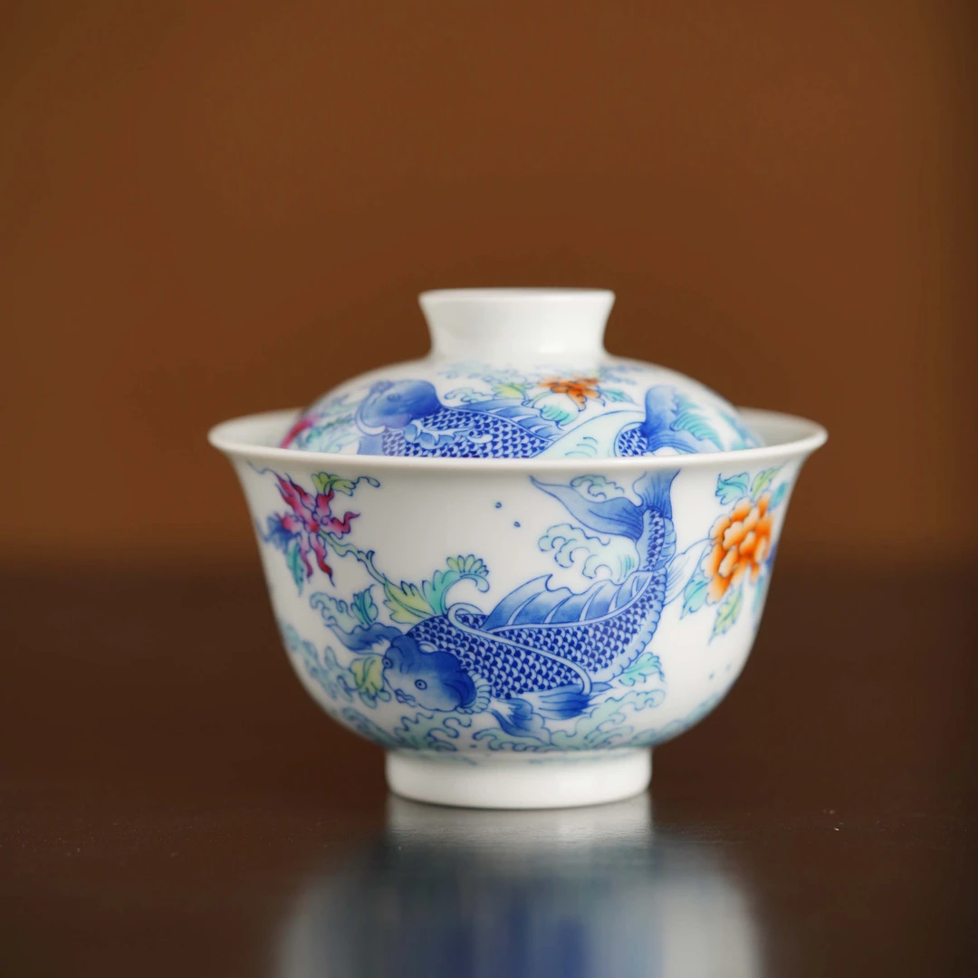 观山见物青花斗彩梦幻鱼盖碗双才色彩饱满填彩细腻景德镇盖碗