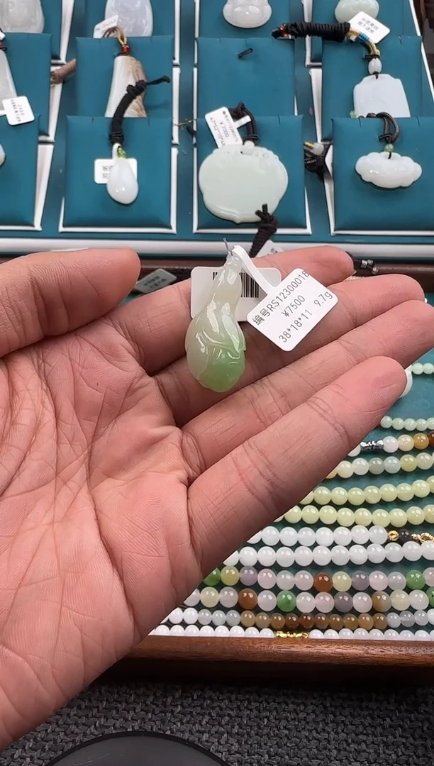 颈饰未镶嵌和田玉吊坠 RS