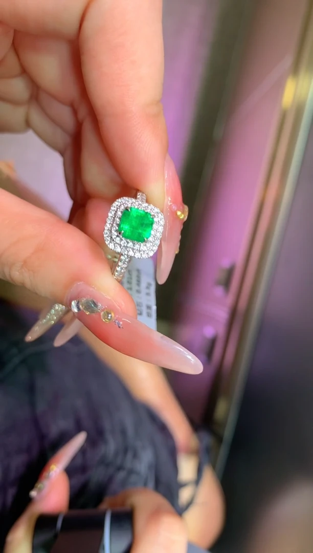 18K金镶嵌戒指祖母绿1.01CT