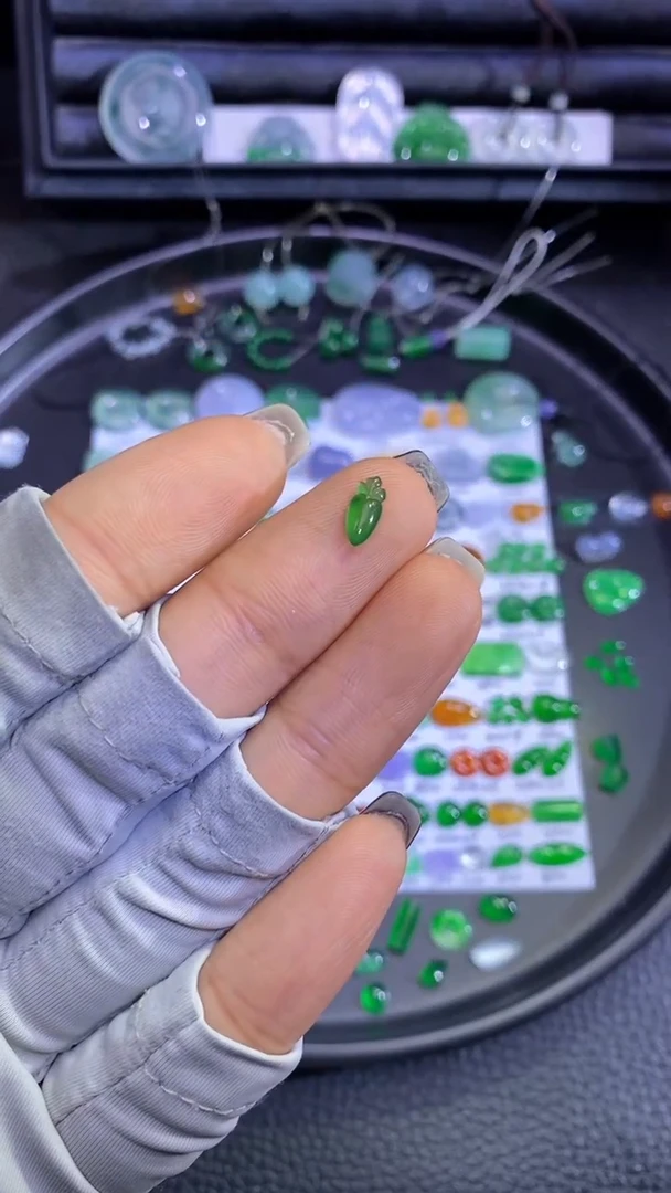 未镶嵌挂件翡翠萝卜