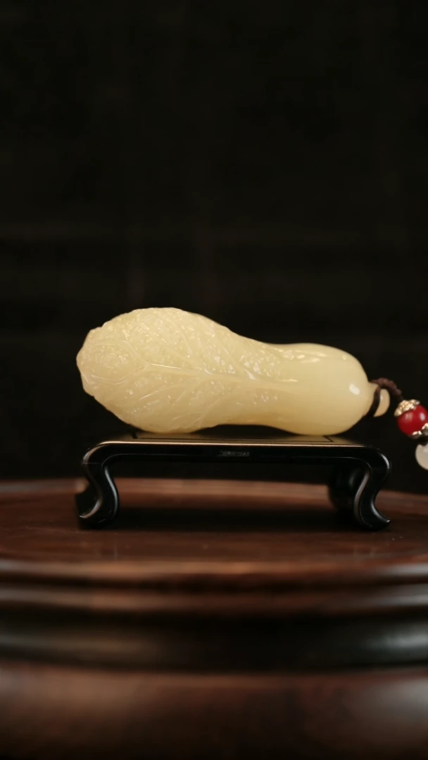 云南石竹叶青雕刻：手握白菜
