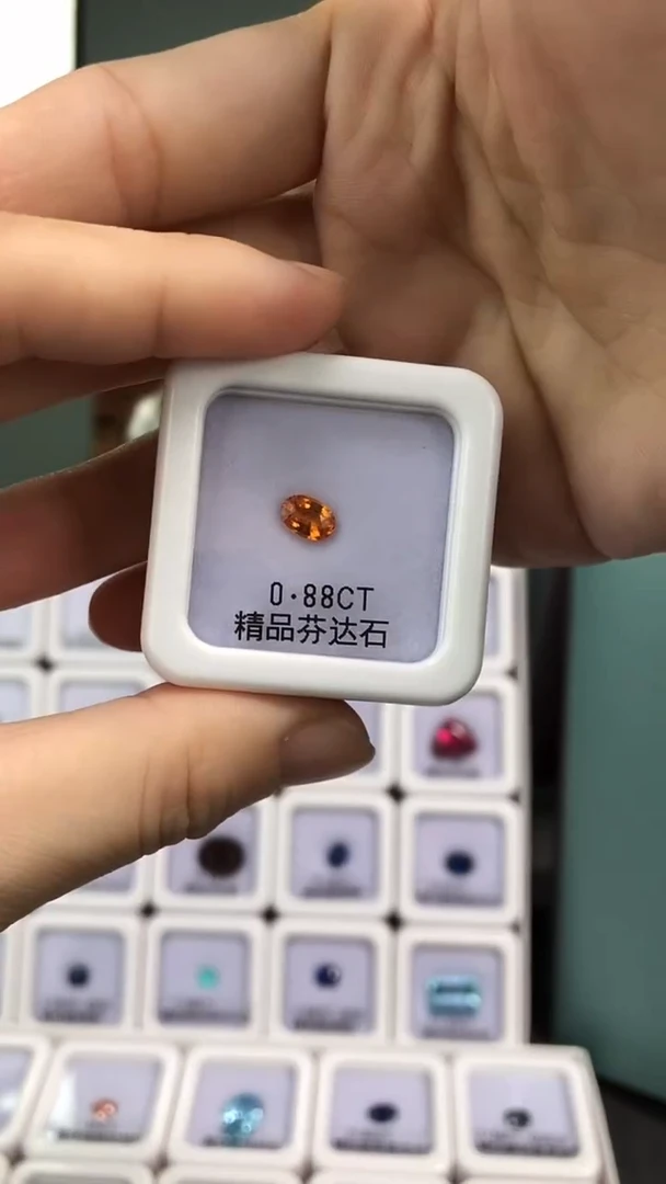 未镶嵌裸石石榴石（芬达石）0.88CT天然