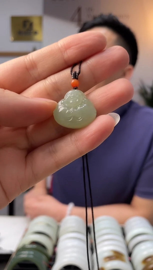 和田玉未镶嵌颈饰高冰湖水抱抱佛吊坠随机发一件