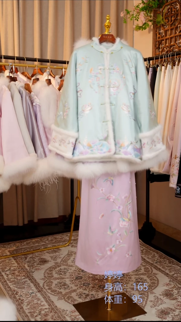 织绣真丝天青色 兔子棉服