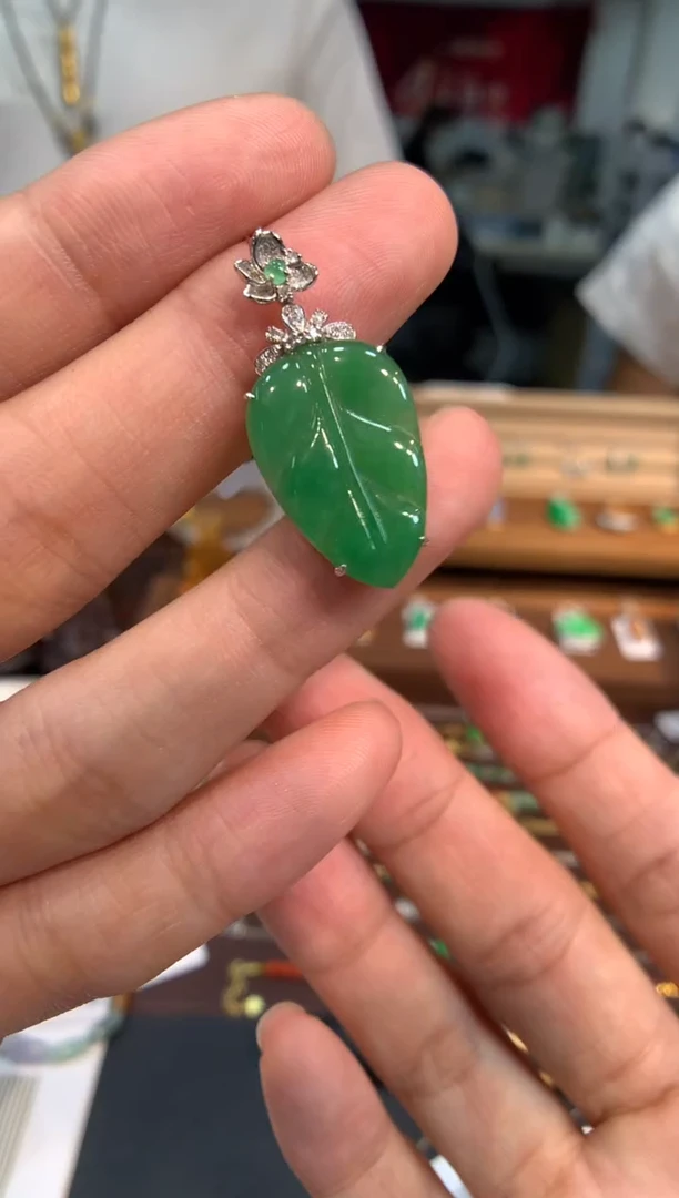 翡翠18K金镶嵌颈饰叶子