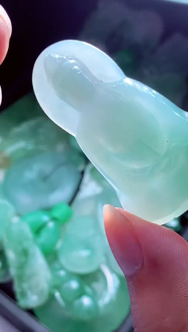 未镶嵌定制翡翠雨***?翡翠毛货定制