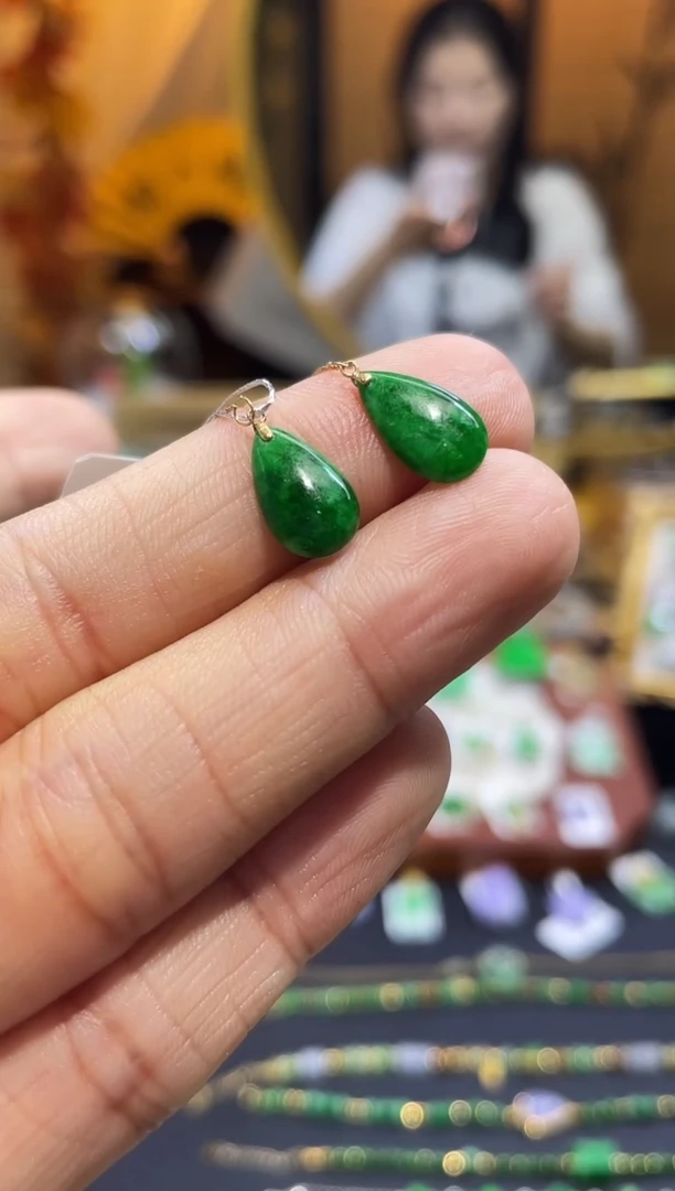 颈饰18K金镶嵌翡翠耳线