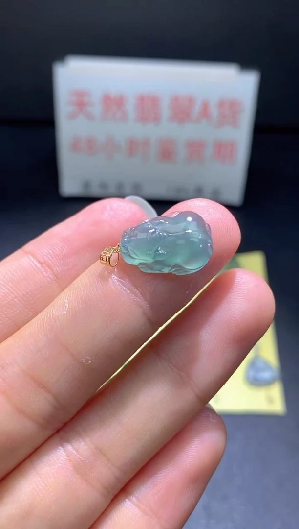 翡翠18K金镶嵌颈饰翡翠吊坠