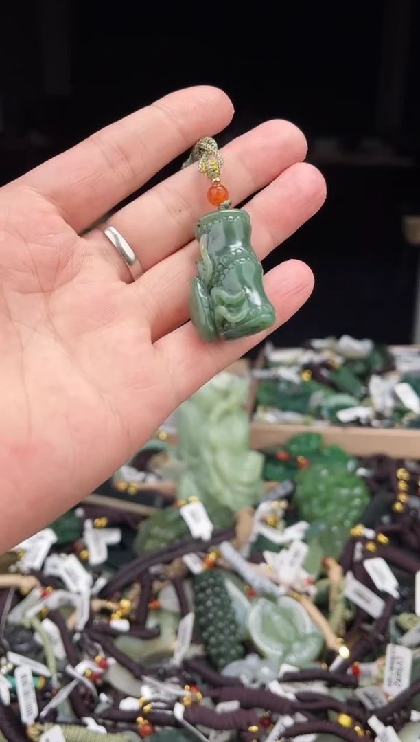 颈饰未镶嵌和田玉1