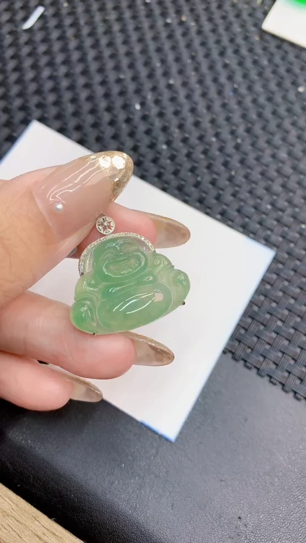 翡翠18K金镶嵌颈饰             8