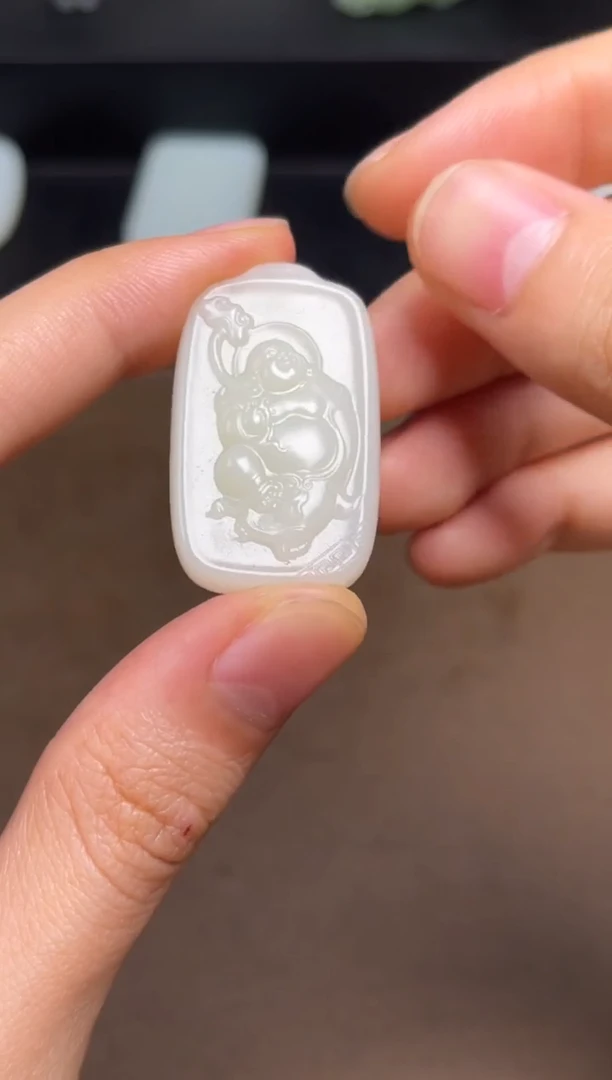 和田玉未镶嵌颈饰40 带巧雕