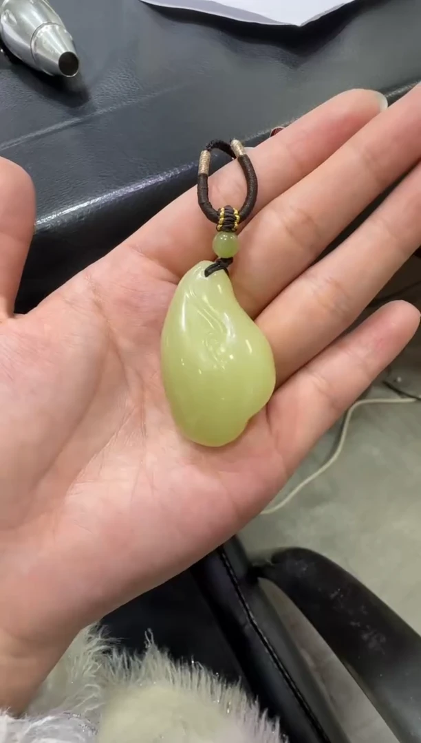 吊坠(赠链)未镶嵌和田玉若羌黄口吊坠 （产地直发）