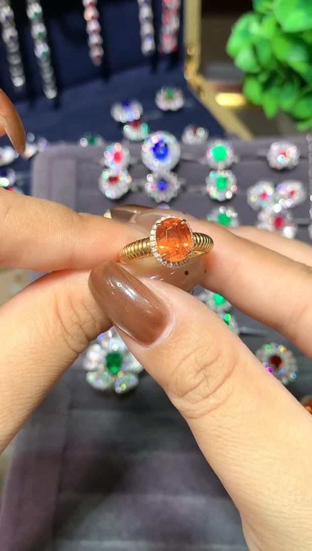 18K金镶嵌戒指石榴石3.15ct