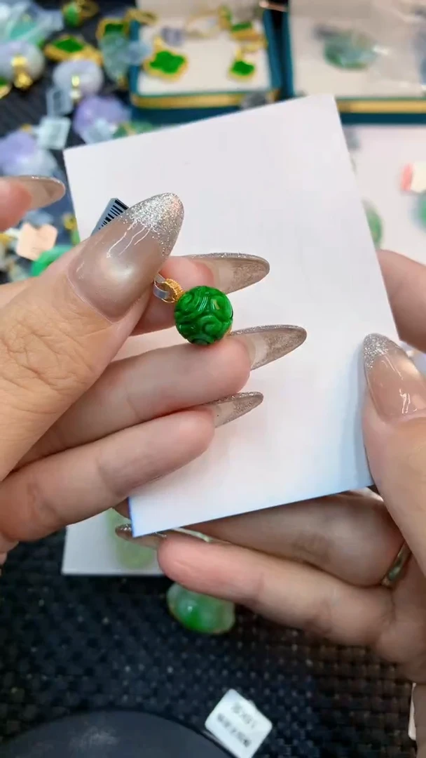 颈饰18K金镶嵌翡翠1
