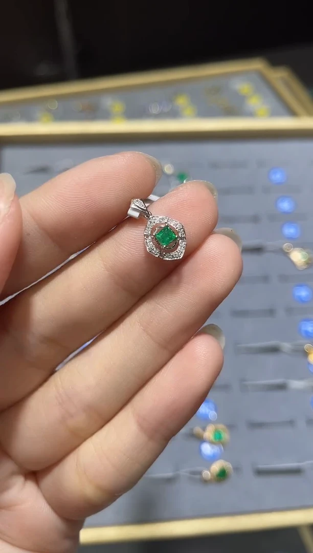 颈饰18K金镶嵌祖母绿吊坠