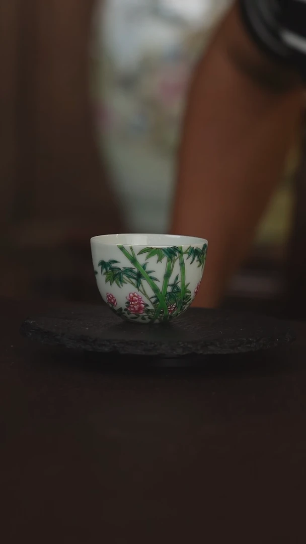 景德镇手工手绘斗彩竹子主人杯