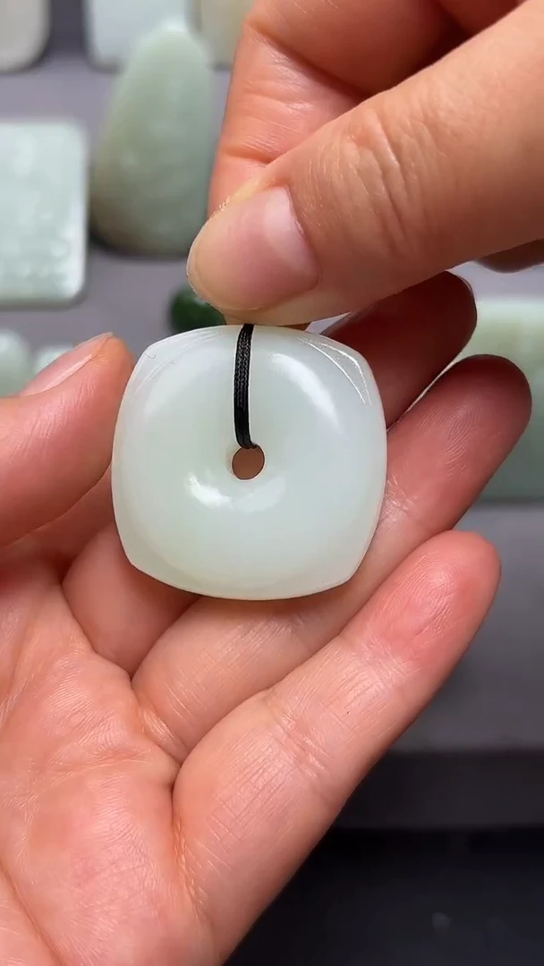 颈饰未镶嵌和田玉.