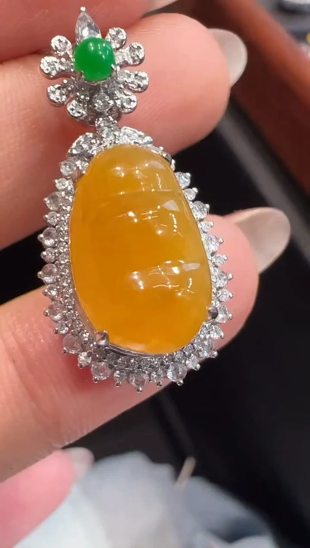 颈饰18K金镶嵌翡翠吊坠