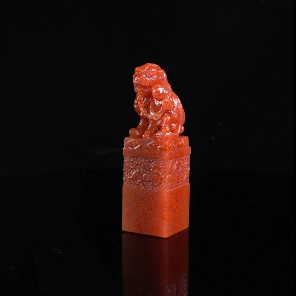 Lot.45.寿山石水洞桃花胡人驯兽印章104.5克2.6x2.6x8.4cm，2QF