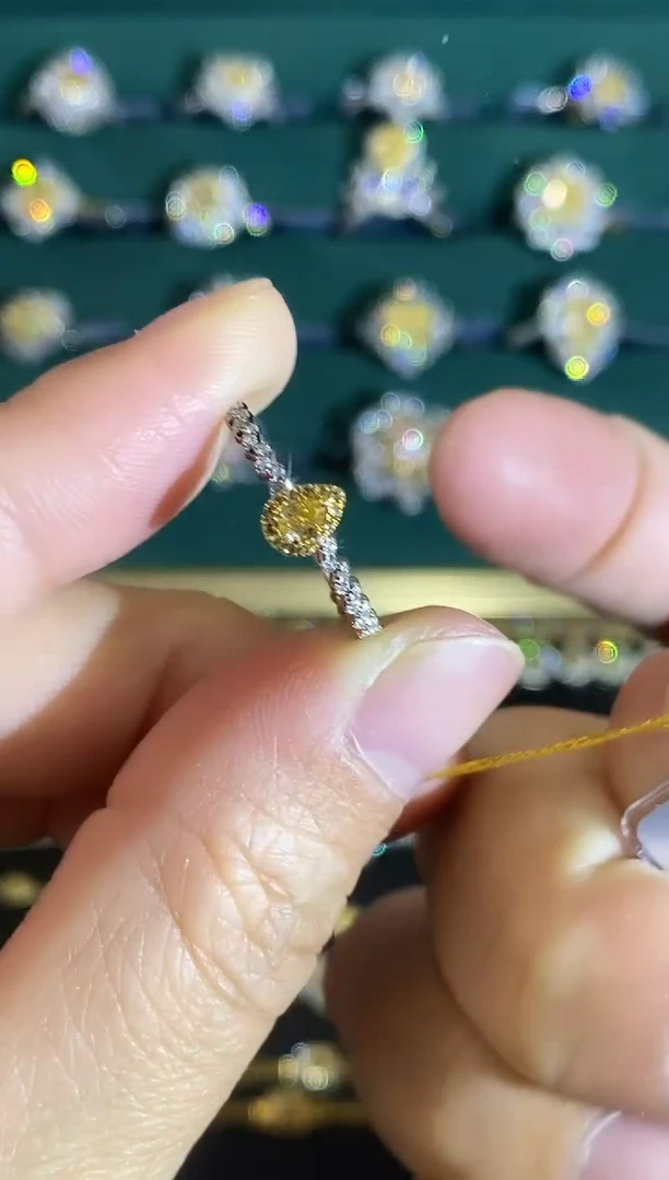 18K金镶嵌戒指钻石111