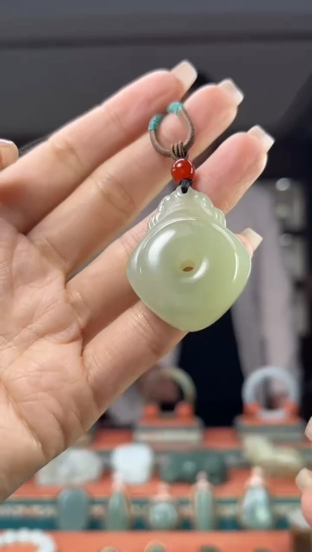 颈饰未镶嵌和田玉佩佩