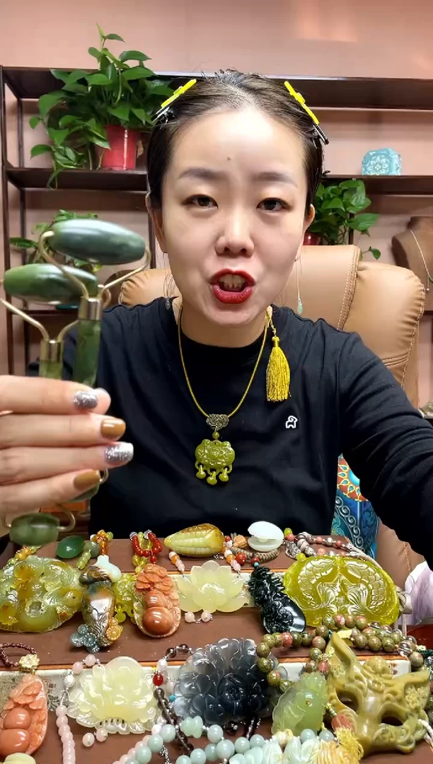 未镶嵌岫玉颈饰多样性发货发其中之一