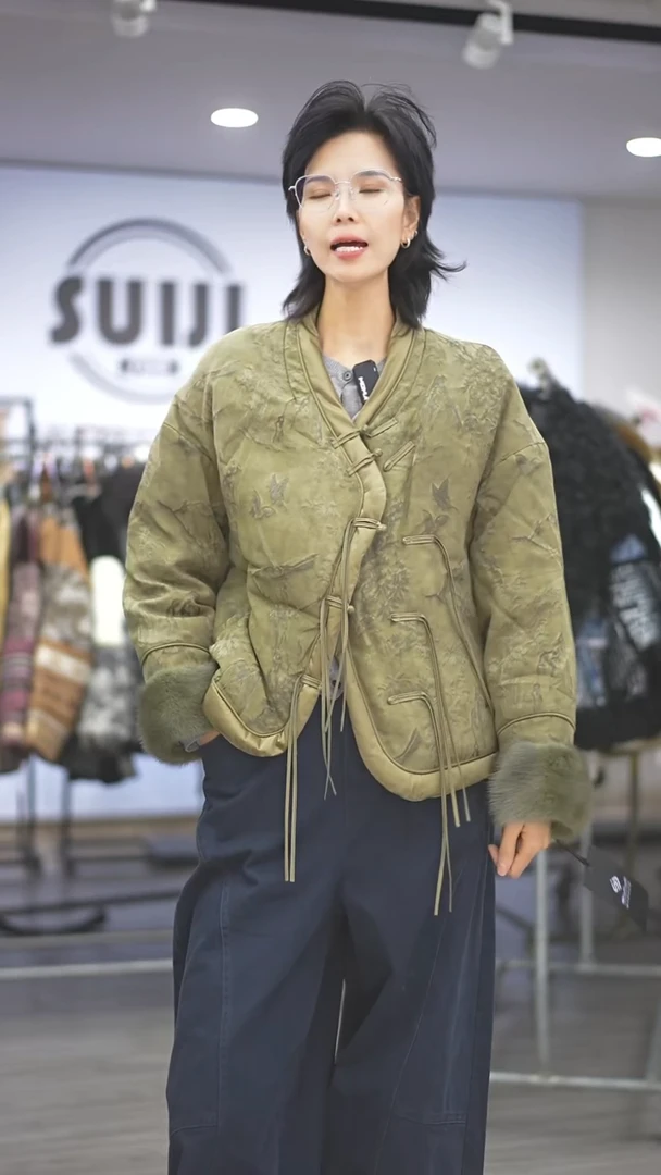 绿色国潮羽绒服