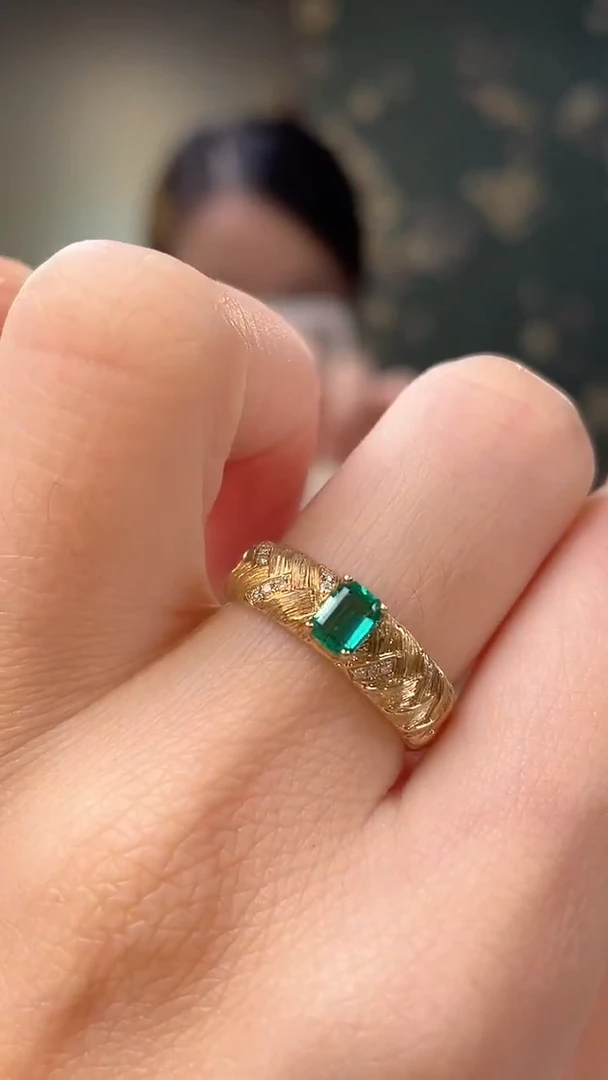 18K金镶嵌戒指祖母绿哥伦比亚主石：0.43ct