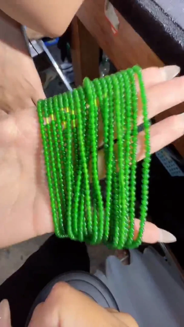 未镶嵌定制翡翠翡翠A货有轻微色差属于正常现象，珠链多样性发货1
