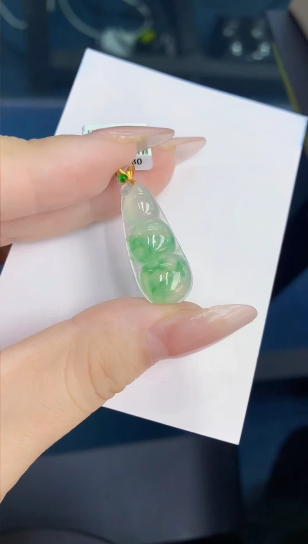 翡翠未镶嵌颈饰1