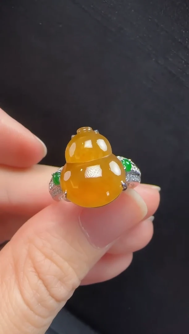 18K金镶嵌戒指翡翠652葫芦一枚
