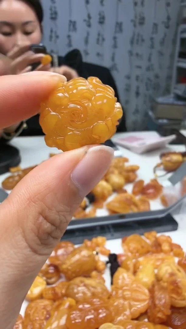 裸石琥珀未镶嵌如图