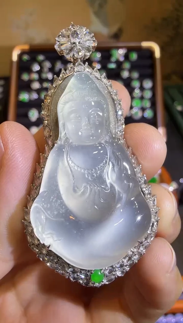 【闪购商品】翡翠吊坠(赠链)18K金镶嵌玻璃种极光白随形观音