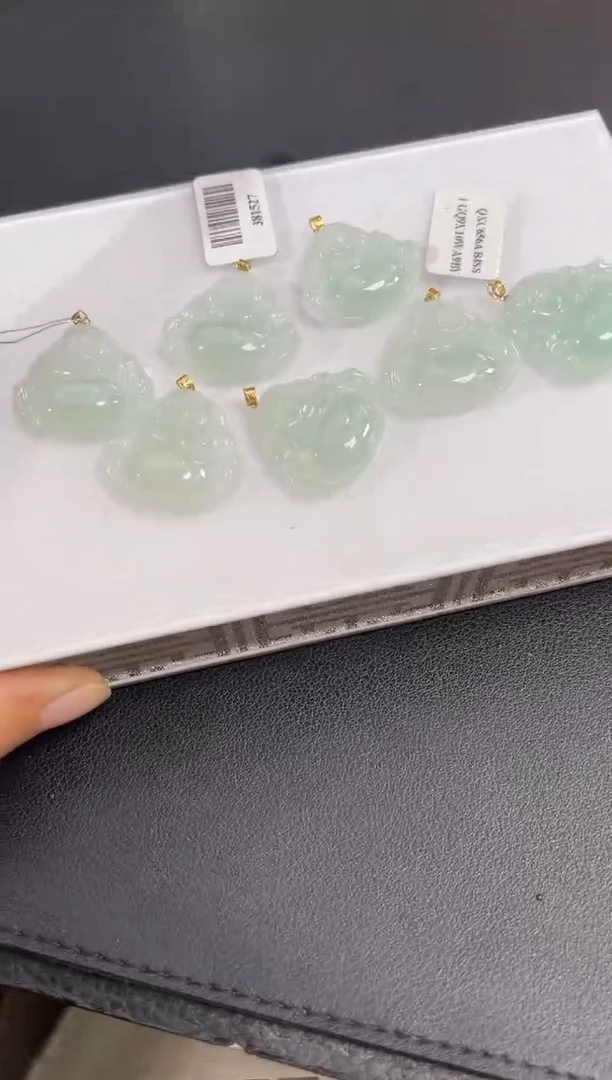 18K金镶嵌挂件翡翠边城刀客/381527/多样性发一/配皮绳发