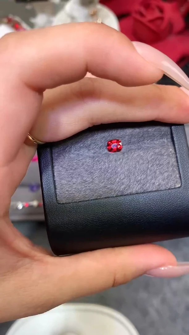 裸石尖晶石枕型 红橙色调 0.73ct